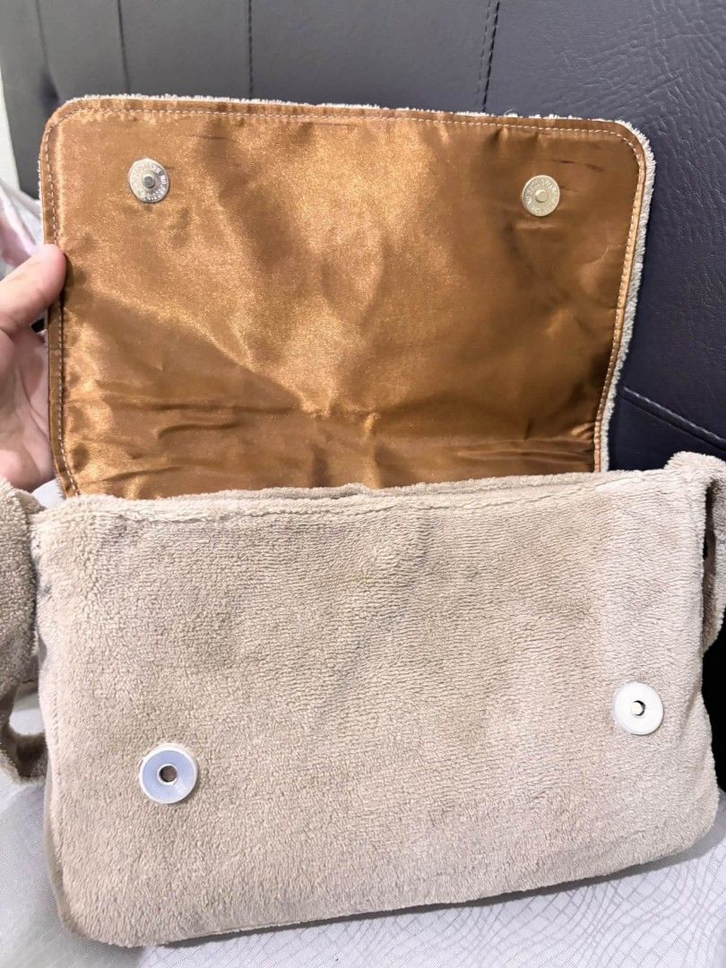 Chanel VIP (Category: Cross-body Bags) located in Dumaguete. Submitted by camillaolshoppe2 (Listing ID 1470046654, Image 3). Description: cc precision vip bag naka cover pa yung snap button nya ang ganda as new pa pwde kilibag or sling bag tinanggal lang jelly etiketa sa loob.