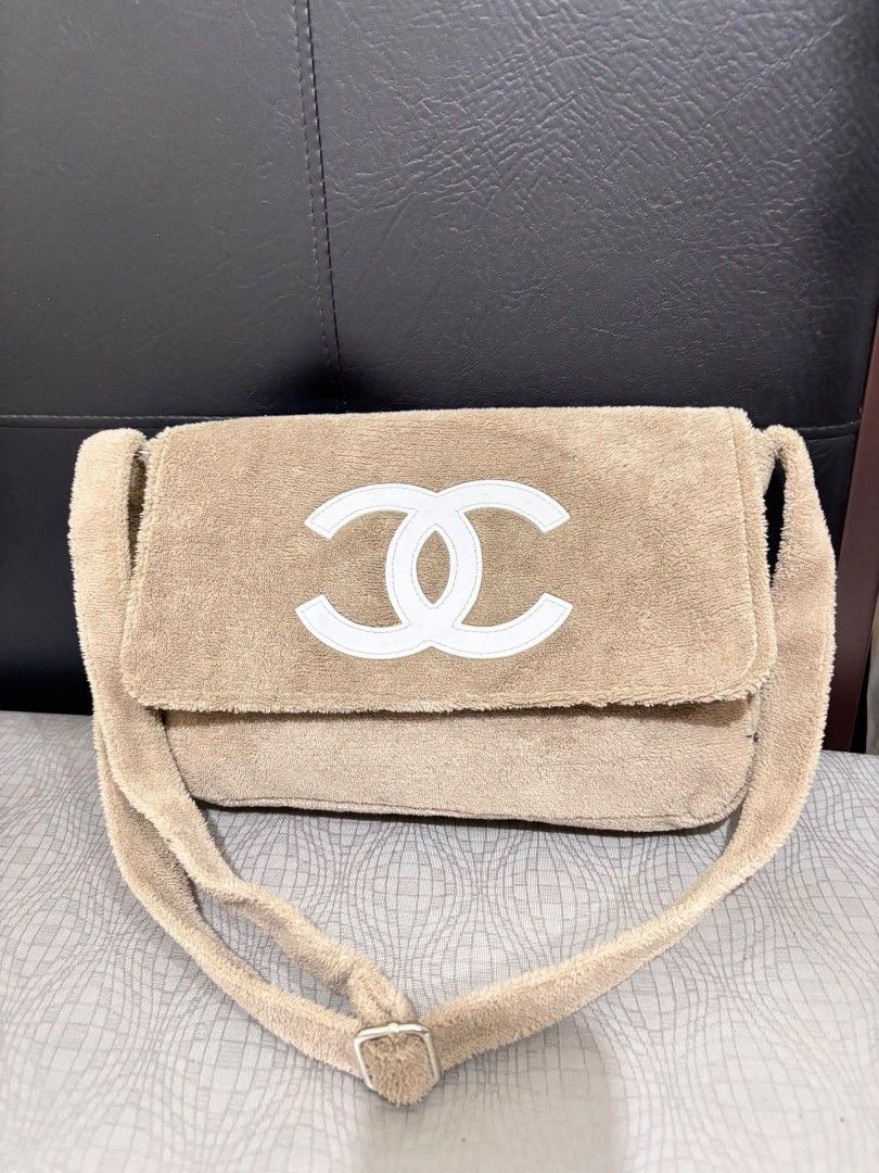 Chanel VIP (Category: Cross-body Bags) located in Dumaguete. Submitted by camillaolshoppe2 (Listing ID 1470046654, Image 1). Description: cc precision vip bag naka cover pa yung snap button nya ang ganda as new pa pwde kilibag or sling bag tinanggal lang jelly etiketa sa loob.