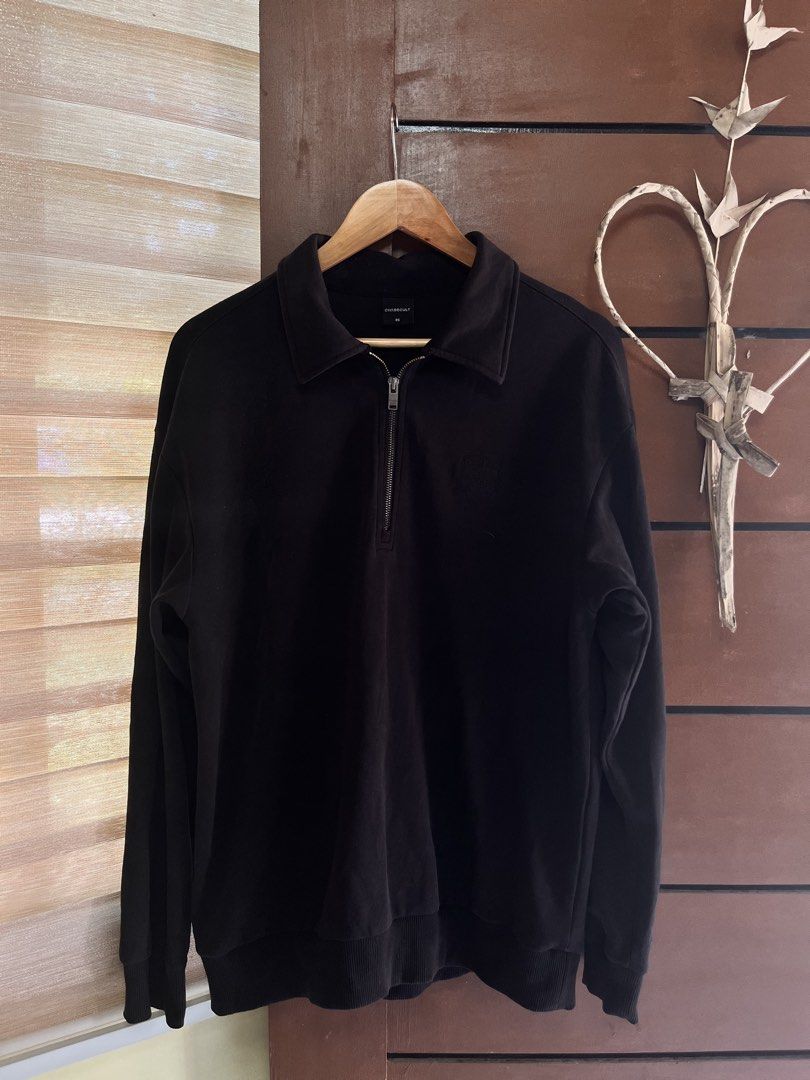 Chasecult Black Half-Zip Collared Sweatshirt Size 95 (Category: Coats, Jackets and Outerwear) located in Tagum. Submitted by thisisdavethriftzzz (Listing ID 1470037239, Image 1). Description: Dimension⬇️ Width: 22 Length: 29 Issue: Lints and minimal stain Color rate: 9/10 ₱300.