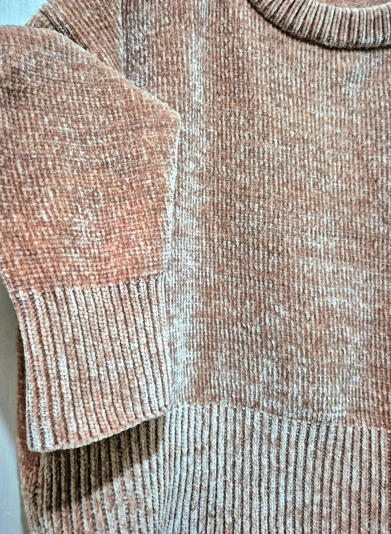Chelsea & Theodore Chenille Pullover Sweater (Category: Coats, Jackets and Outerwear) located in San Mateo. Submitted by sellbypelle (Listing ID 1470029658, Image 2). Description: Pre loved 🌸 ♡ Personal favorite!! Brand: Chelsea & Theodore (m on tag) Actual Measurements W: 23 (46 bust) L : 25 inch No Issue Location: Rizal 💰 Payment: GCash — pay first 📦 Shipping: + sf via J&T only 🗓️ Batch shipping: Once a week 💡 Actual color may vary slightl