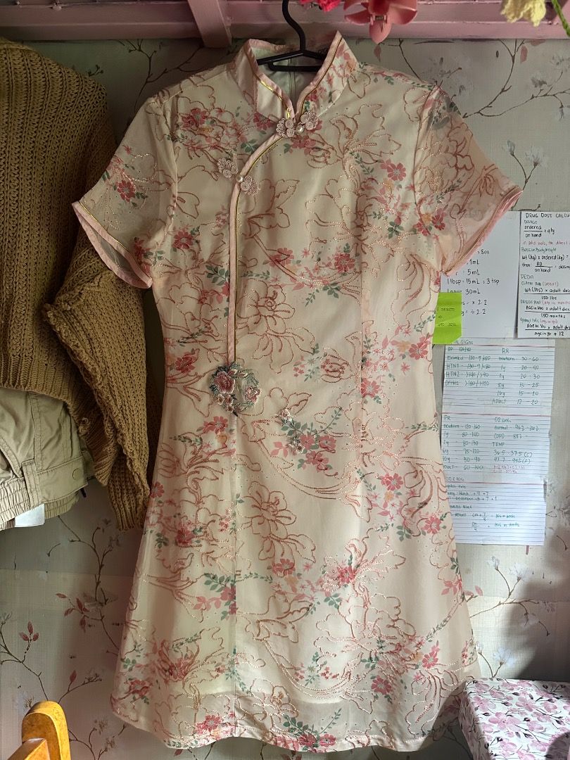Chinese Style Dress (Category: Traditional & Ethnic wear) located in Caloocan City. Submitted by swiftcloud_c96a39 (Listing ID 1470000123, Image 1). Description: chinese style dress for sale nabili online size xs-s (waist 27-30)(Lenght 35) brand new, never nasuot RFS masyado malaki sa mag suot sf shouldered by buyer🚗 - Style: Chinese style short dress / Cheongsam - Color: Cream with pink floral embroidery and gold glitter accents - Neckline: Man