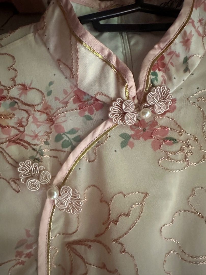 Chinese Style Dress (Category: Traditional & Ethnic wear) located in Caloocan City. Submitted by swiftcloud_c96a39 (Listing ID 1470000123, Image 3). Description: chinese style dress for sale nabili online size xs-s (waist 27-30)(Lenght 35) brand new, never nasuot RFS masyado malaki sa mag suot sf shouldered by buyer🚗 - Style: Chinese style short dress / Cheongsam - Color: Cream with pink floral embroidery and gold glitter accents - Neckline: Man