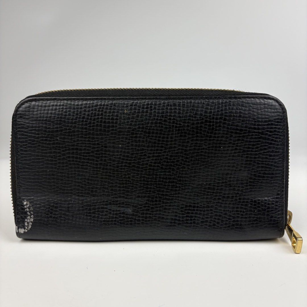 Chloe Drew Clutch Wallet (Category: Luxury Bags & Wallets) located in Quezon City. Submitted by 1106_collective (Listing ID 1470071806, Image 2). Description: Measurements (Inch) Width: 7.9” Height: 4.2” Depth: 0.5” Made in: Italy Condition: 8/10 Flaws: Signs of use, with dirt and paint stains .