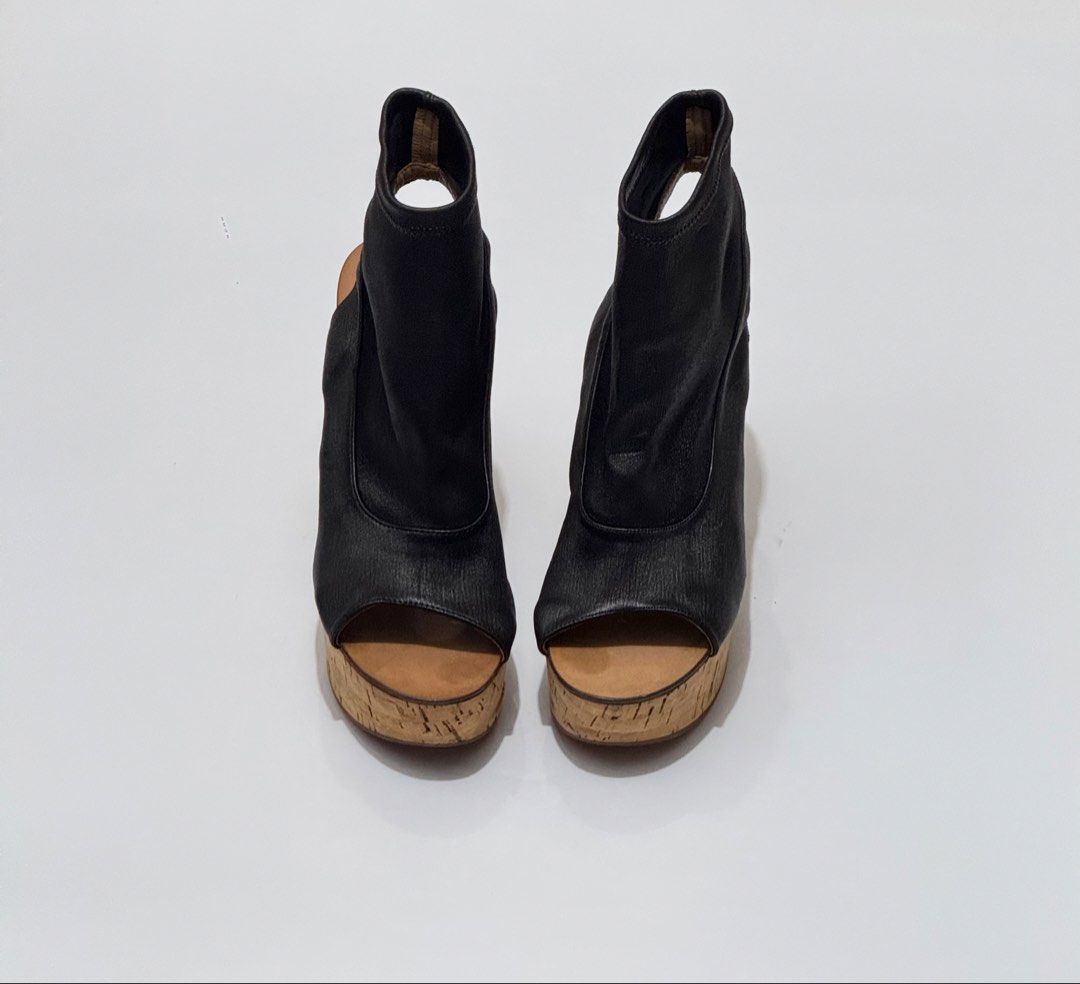 Chloe wedge (Category: Wedges) located in Quezon City. Submitted by byuklph (Listing ID 1470128782, Image 1). Description: Authentic 💯size36.5/23cm🦋 Excellent condition normal signs of used .