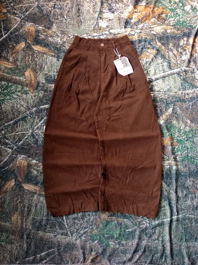 Choco Brown Pleated Baggy Pants (Category: Jeans) located in Sugbongcogon. Submitted by yan.drip (Listing ID 1470097319, Image 1). Description: CHOCO BROWN PLEATED BAGGY PANTS Brand New with hangtag pa Size Large on tag No issue/flawless cr 10/10 Waistline 31 Tigh 15, Length 41 leg opening 13 Dm to purchase📩.