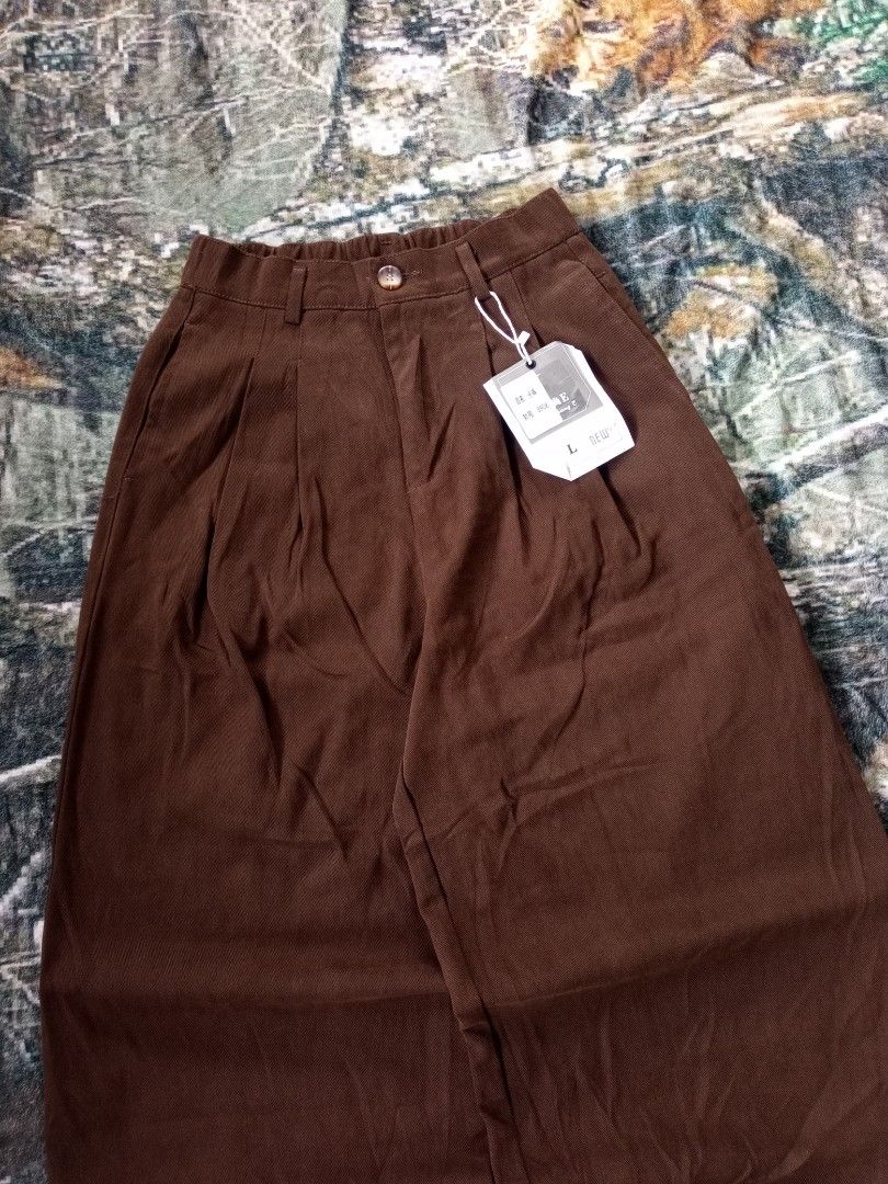 Choco Brown Pleated Baggy Pants (Category: Jeans) located in Sugbongcogon. Submitted by yan.drip (Listing ID 1470097319, Image 3). Description: CHOCO BROWN PLEATED BAGGY PANTS Brand New with hangtag pa Size Large on tag No issue/flawless cr 10/10 Waistline 31 Tigh 15, Length 41 leg opening 13 Dm to purchase📩.