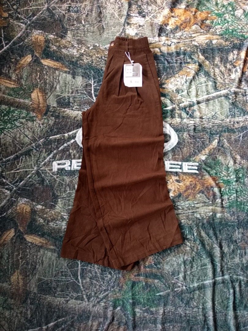 Choco Brown Pleated Baggy Pants (Category: Jeans) located in Sugbongcogon. Submitted by yan.drip (Listing ID 1470097319, Image 2). Description: CHOCO BROWN PLEATED BAGGY PANTS Brand New with hangtag pa Size Large on tag No issue/flawless cr 10/10 Waistline 31 Tigh 15, Length 41 leg opening 13 Dm to purchase📩.
