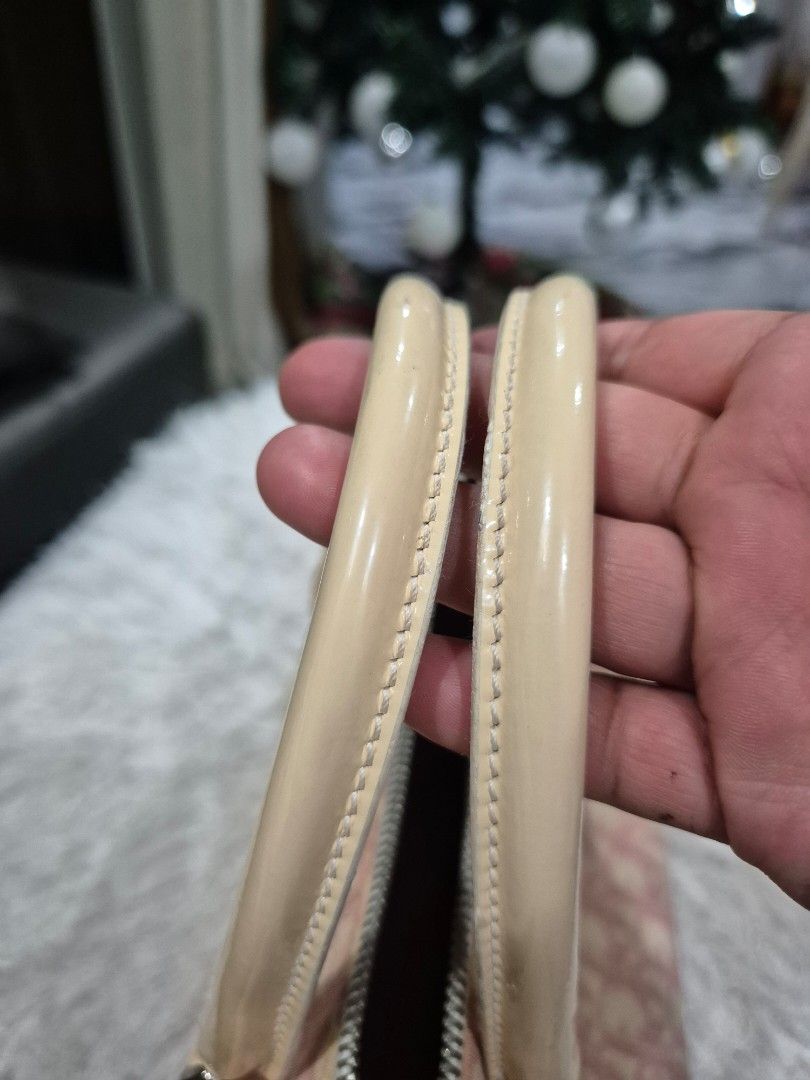 Christian dior (Category: Luxury Bags & Wallets) located in Lapu Lapu. Submitted by ej882019 (Listing ID 1470065182, Image 2). Description: check all the details.
