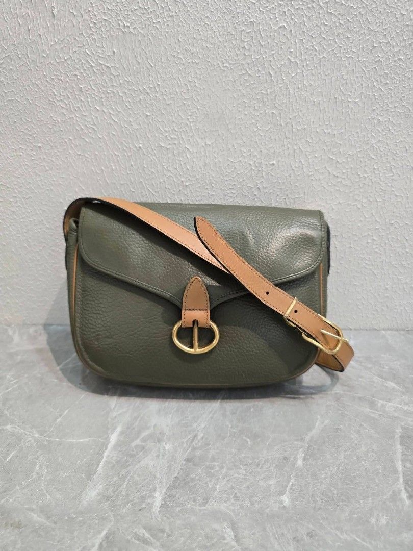 Christian Dior Shoulder Bag Authentic💯💯 (Category: Shoulder Bags) located in Davao. Submitted by SecondhandItems97 (Listing ID 1470017092, Image 1). Description: Small size Includes generic dustbag.