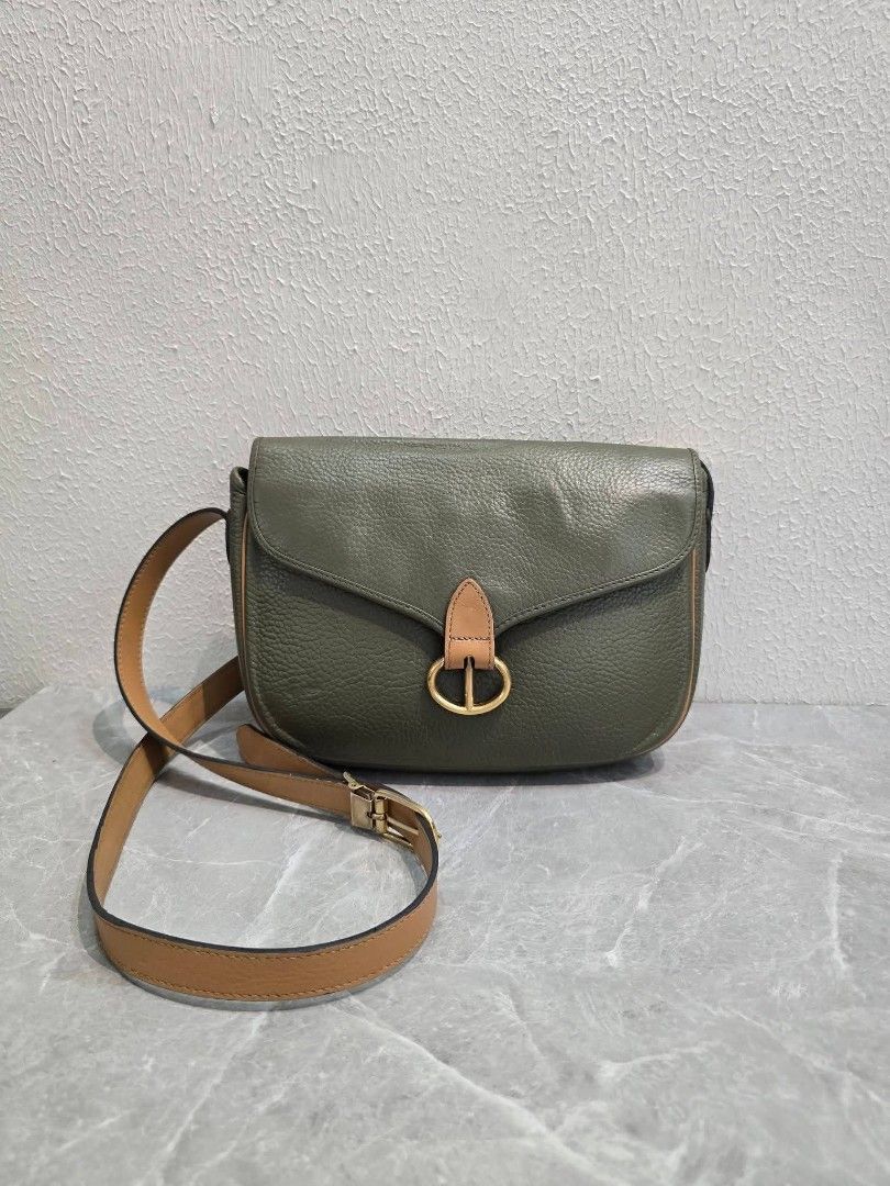 Christian Dior Shoulder Bag Authentic💯💯 (Category: Shoulder Bags) located in Davao. Submitted by SecondhandItems97 (Listing ID 1470017092, Image 2). Description: Small size Includes generic dustbag.