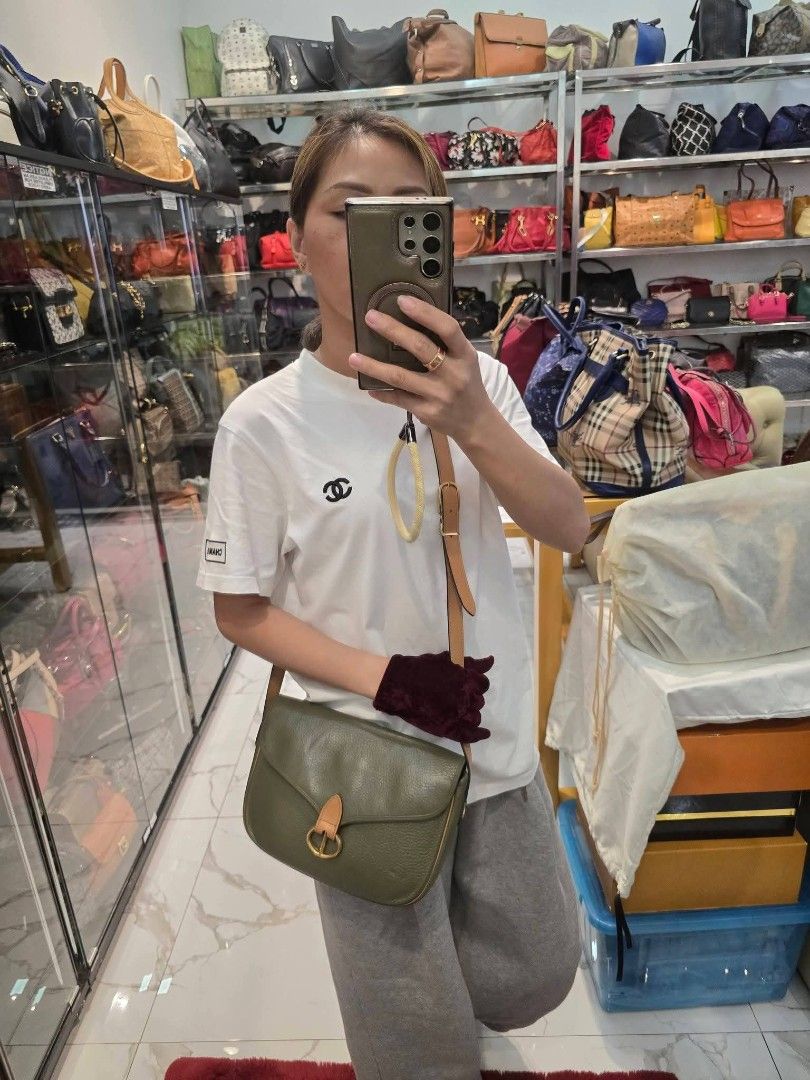 Christian Dior Shoulder Bag Authentic💯💯 (Category: Shoulder Bags) located in Davao. Submitted by SecondhandItems97 (Listing ID 1470017092, Image 3). Description: Small size Includes generic dustbag.