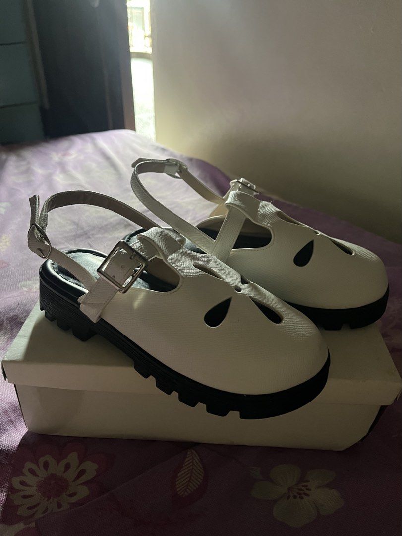 Chunky Mules (Category: Sandals) located in Quezon City. Submitted by patlavigne (Listing ID 1470076559, Image 2). Description: LILIW LAGUNA made kakabili ko lang kanina RFS: WRONG SIZE.