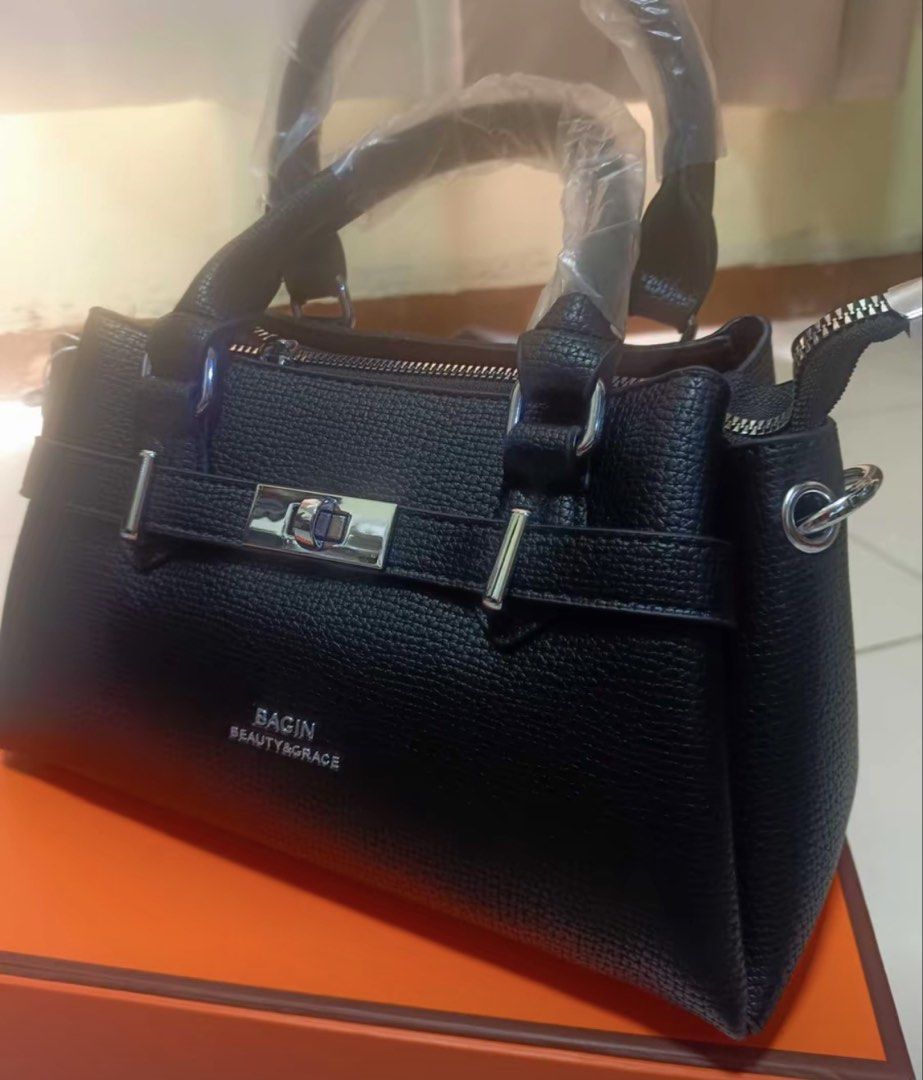 Classy 2 way bag choose ur color (Category: Shoulder Bags) located in Manila. Submitted by vintageaccessories (Listing ID 1470126572, Image 1). Description: .