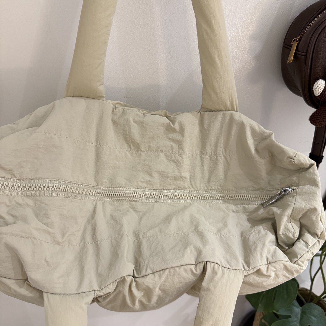Cloud Puff Shoulder Bag in Khaki Preloved (Category: Shoulder Bags) located in San Pedro. Submitted by jellybean.co (Listing ID 1470028831, Image 2). Description: Superb quality!!! 🌸✨.