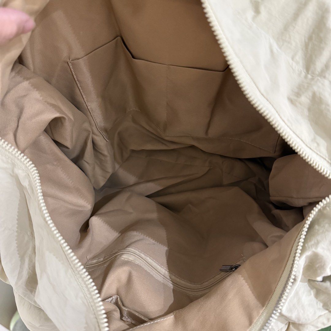 Cloud Puff Shoulder Bag in Khaki Preloved (Category: Shoulder Bags) located in San Pedro. Submitted by jellybean.co (Listing ID 1470028831, Image 3). Description: Superb quality!!! 🌸✨.