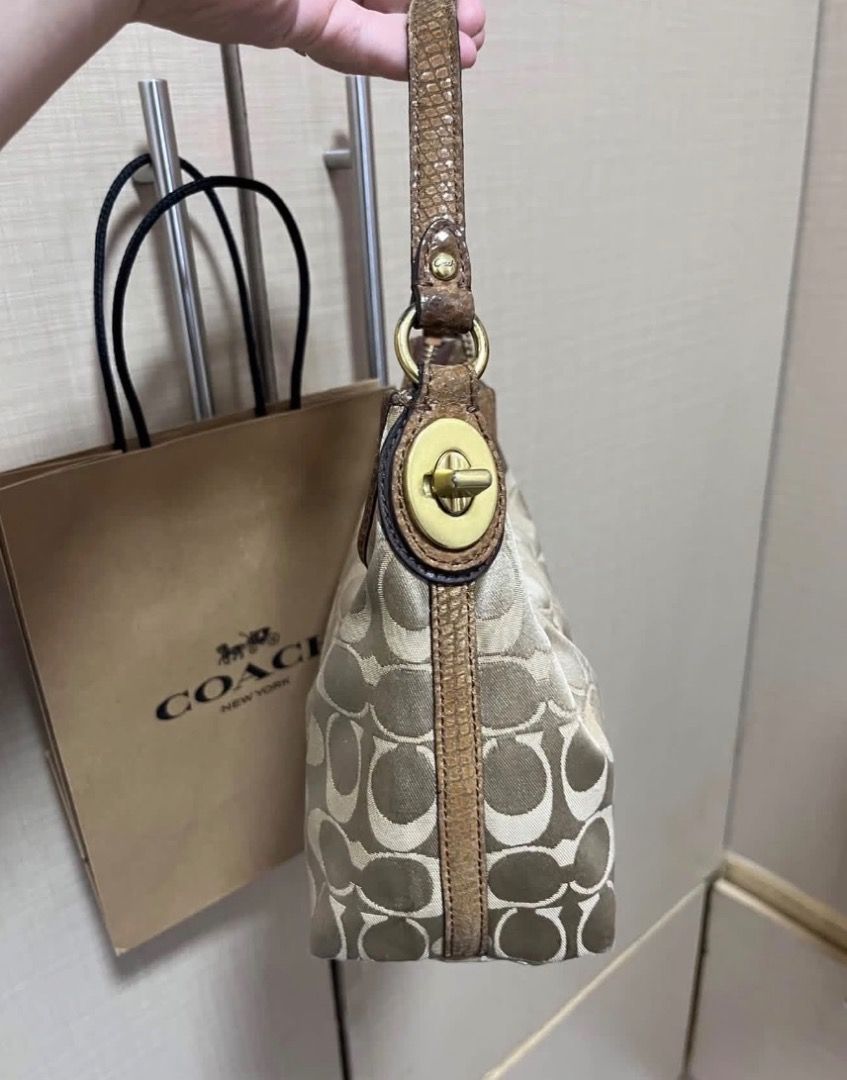Coach bag (Category: Luxury Bags & Wallets) located in Caloocan City. Submitted by vastwater.f2cb1c (Listing ID 1470039113, Image 3). Description: unoticeable sign of usage may mini dirt sa baba.