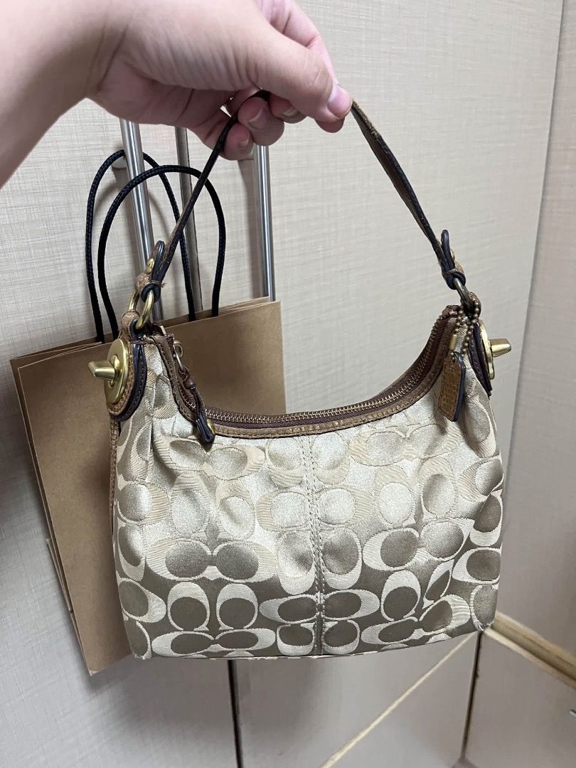 Coach bag (Category: Luxury Bags & Wallets) located in Caloocan City. Submitted by vastwater.f2cb1c (Listing ID 1470039113, Image 1). Description: unoticeable sign of usage may mini dirt sa baba.