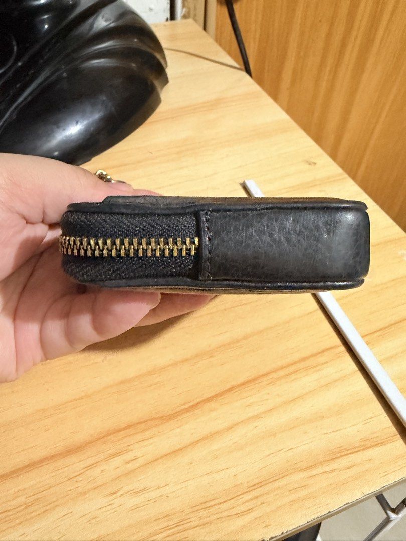 Coach Black Leather Zip Card Holder with Chain (Category: Luxury Bags & Wallets) located in Quezon City. Submitted by cavp_ (Listing ID 1470094238, Image 3). Description: Authentic coach (bought from US. Padala po ng mom ko) well used, as seen on photos. may tarnish na po ang hardware and yung leather niya medyo flat na po siya like di na ganun ka feel ang grain ng leather due to use but no major flaws. Still very much usable po sa hindi po sa hi