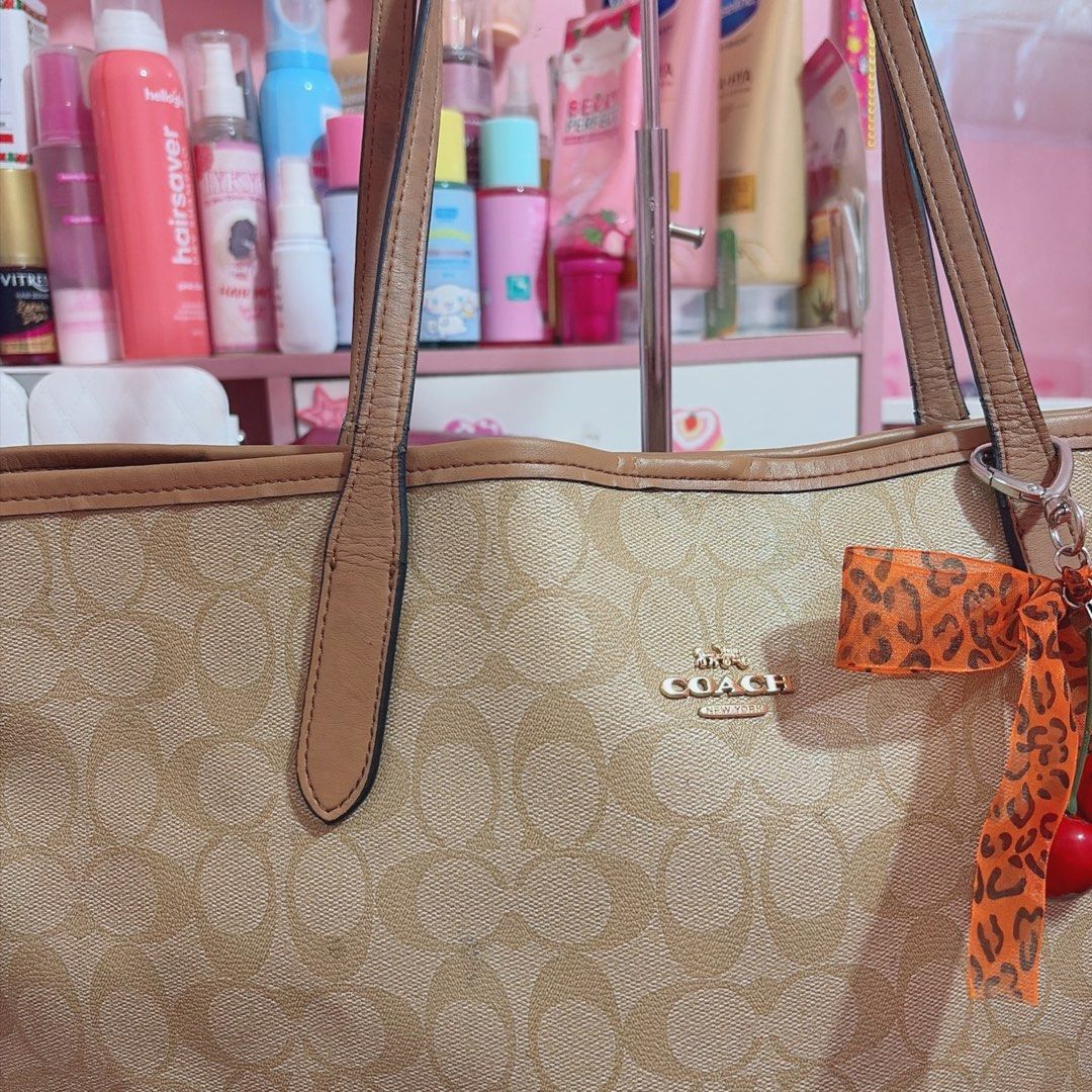 COACH CITY TOTE (Category: Luxury Bags & Wallets) located in San Mateo. Submitted by ikay_bee (Listing ID 1470093435, Image 2). Description: • PRELOVED • free shipping • comes with freebies DM ME FOR MORE PICS.
