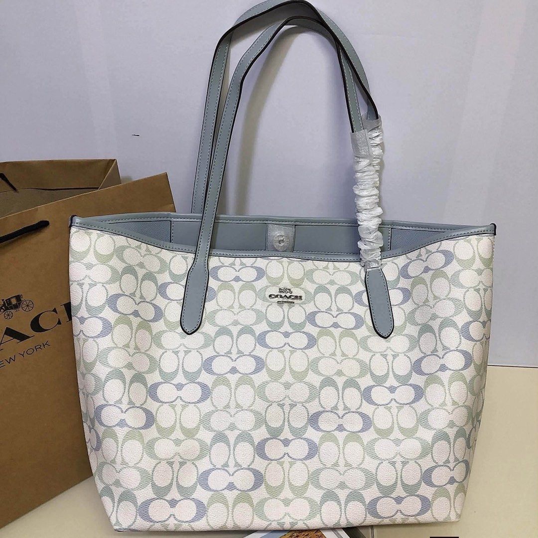 Coach City Tote (Category: Shoulder Bags) located in Binan City. Submitted by pinkykeenshop (Listing ID 1470108772, Image 1). Description: .