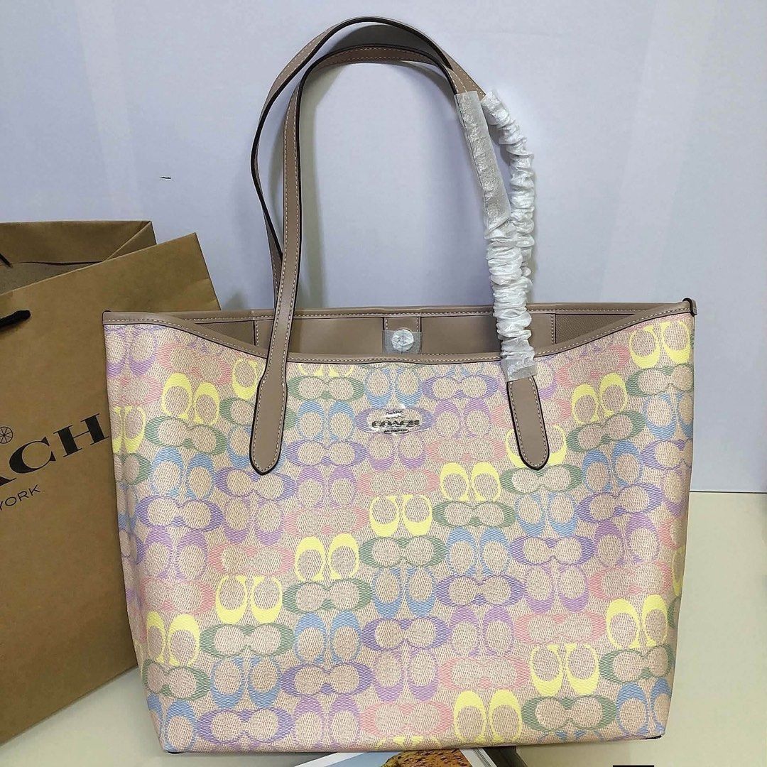Coach City Tote (Category: Shoulder Bags) located in Binan City. Submitted by pinkykeenshop (Listing ID 1470108837, Image 1). Description: .