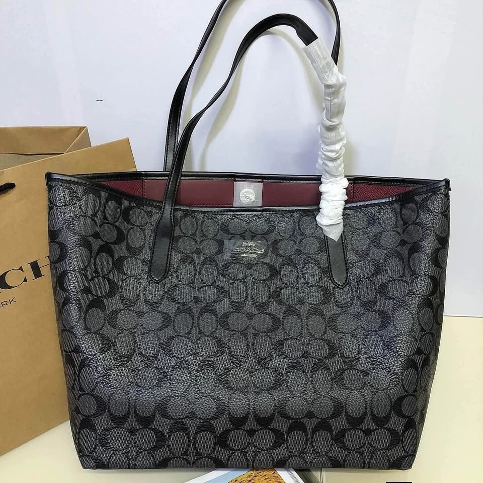 Coach City Tote (Category: Shoulder Bags) located in Binan City. Submitted by pinkykeenshop (Listing ID 1470135421, Image 1). Description: .