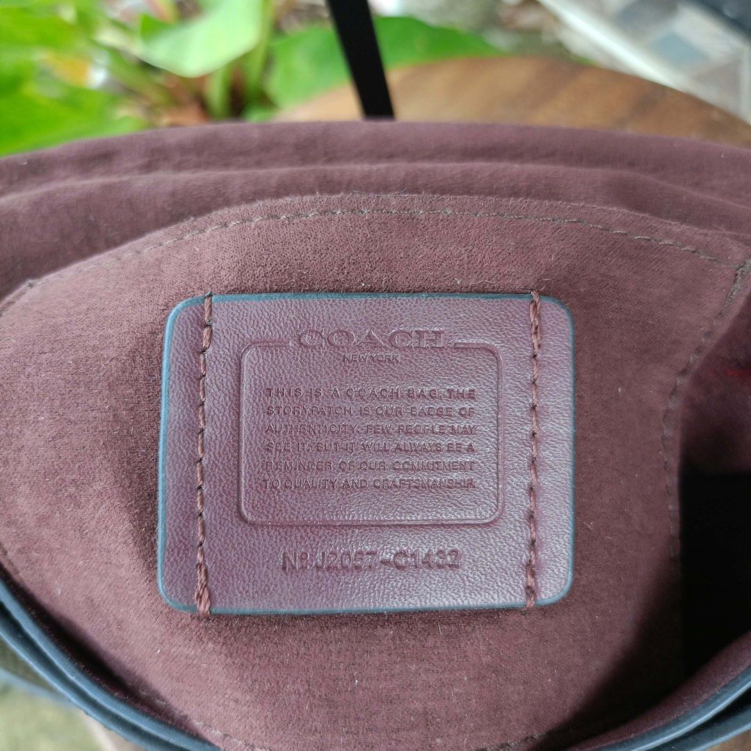 Coach Ellen Crossbody bag (Category: Cross-body Bags) located in Barugo. Submitted by green.trendsetter (Listing ID 1470140902, Image 3). Description: PRELOVED MEANS PRELOVED. Each piece has been previously loved and may naturally have signs of use such as creasing, scratches, stains, discoloration, or other imperfections. Kindly manage your expectations accordingly. •We kindly ask for no fussy buyers. • Photos of bag’s details and other identify