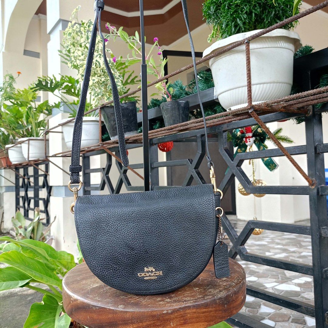 Coach Ellen Crossbody bag (Category: Cross-body Bags) located in Barugo. Submitted by green.trendsetter (Listing ID 1470140902, Image 1). Description: PRELOVED MEANS PRELOVED. Each piece has been previously loved and may naturally have signs of use such as creasing, scratches, stains, discoloration, or other imperfections. Kindly manage your expectations accordingly. •We kindly ask for no fussy buyers. • Photos of bag’s details and other identify