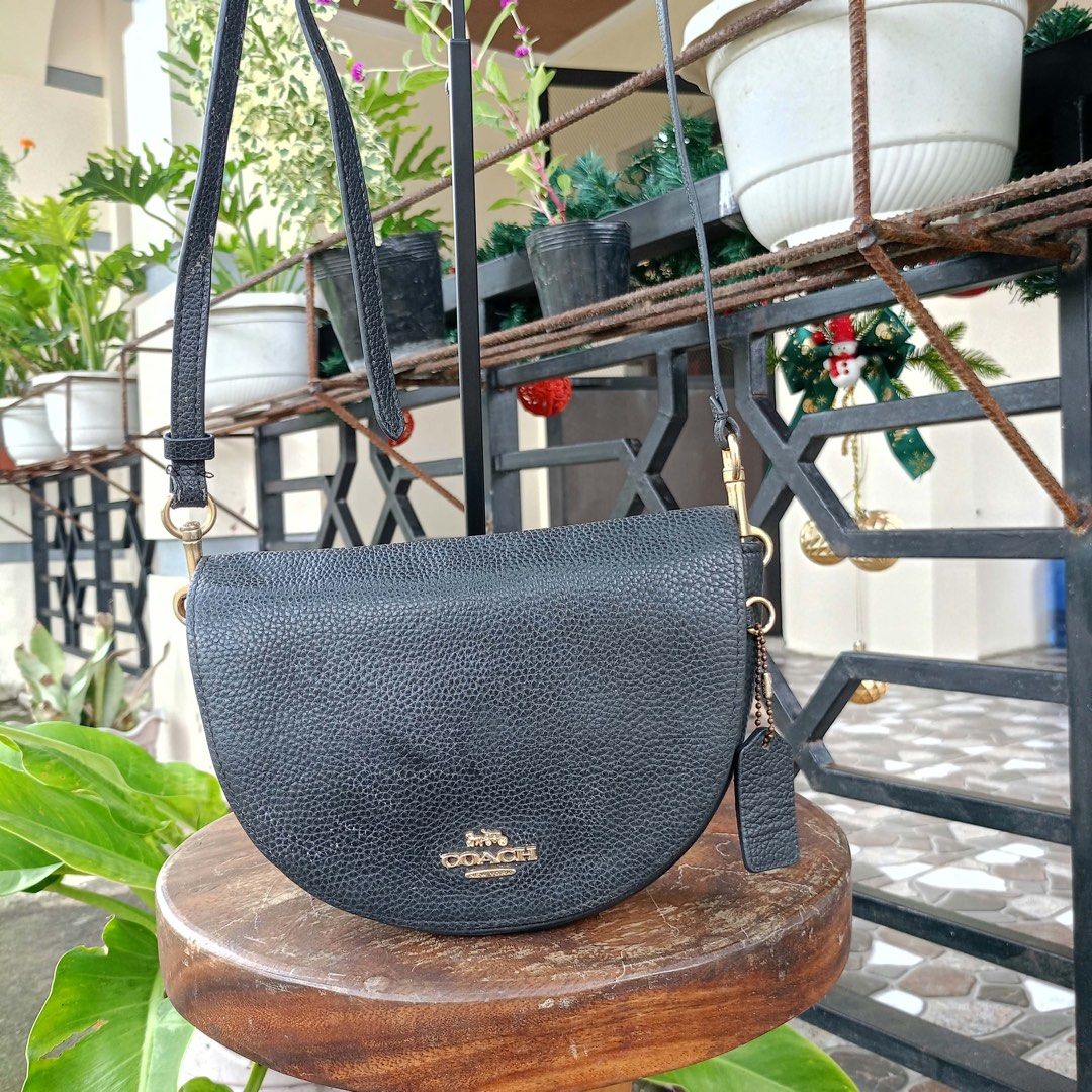 Coach Ellen Crossbody bag (Category: Cross-body Bags) located in Barugo. Submitted by green.trendsetter (Listing ID 1470140902, Image 2). Description: PRELOVED MEANS PRELOVED. Each piece has been previously loved and may naturally have signs of use such as creasing, scratches, stains, discoloration, or other imperfections. Kindly manage your expectations accordingly. •We kindly ask for no fussy buyers. • Photos of bag’s details and other identify