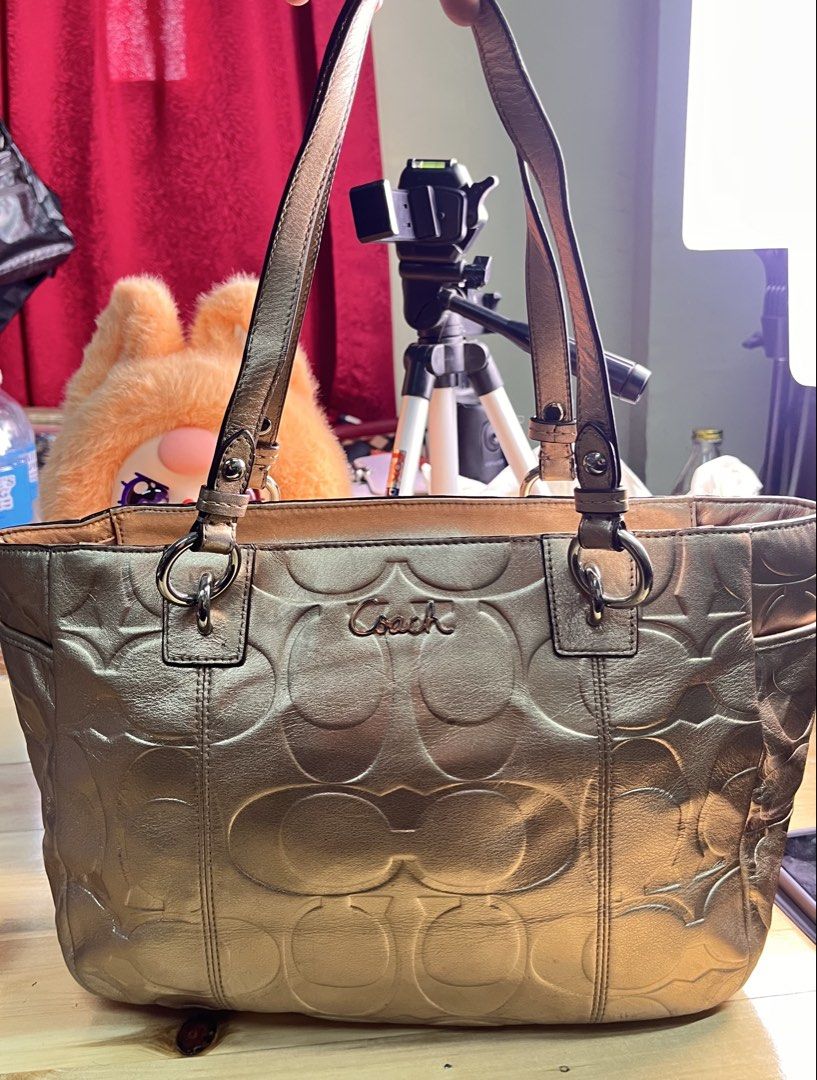 Coach gold handbag (Category: Shoulder Bags) located in Cagayan de Oro. Submitted by prelovedukayukaybags_cdo (Listing ID 1470021270, Image 1). Description: .