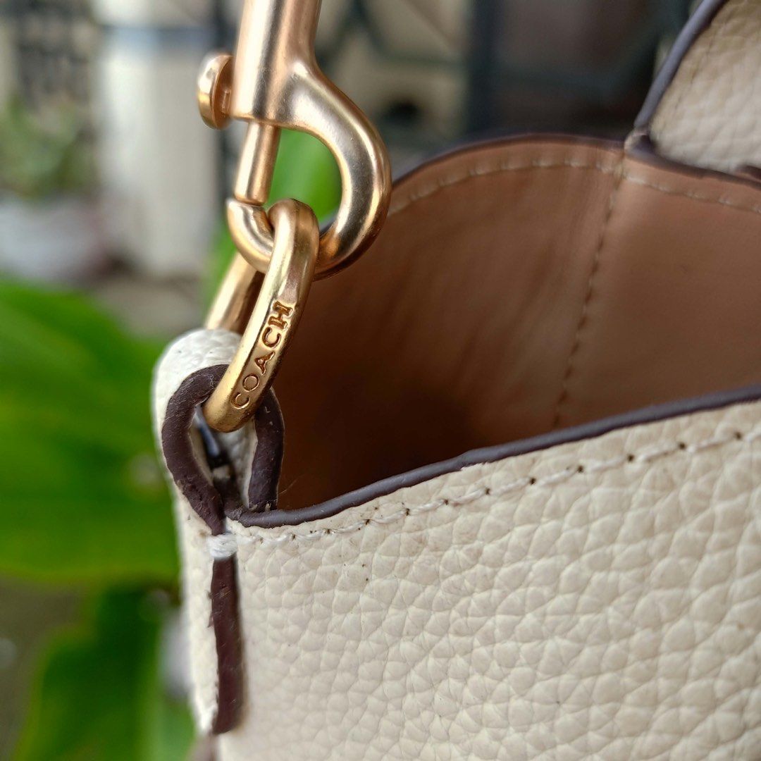 Coach Hadley Hobo 21 (Category: Cross-body Bags) located in Barugo. Submitted by green.trendsetter (Listing ID 1470140529, Image 3). Description: PRELOVED MEANS PRELOVED. Each piece has been previously loved and may naturally have signs of use such as creasing, scratches, stains, discoloration, or other imperfections. Kindly manage your expectations accordingly. •We kindly ask for no fussy buyers. • Photos of bag’s details and other identifying f