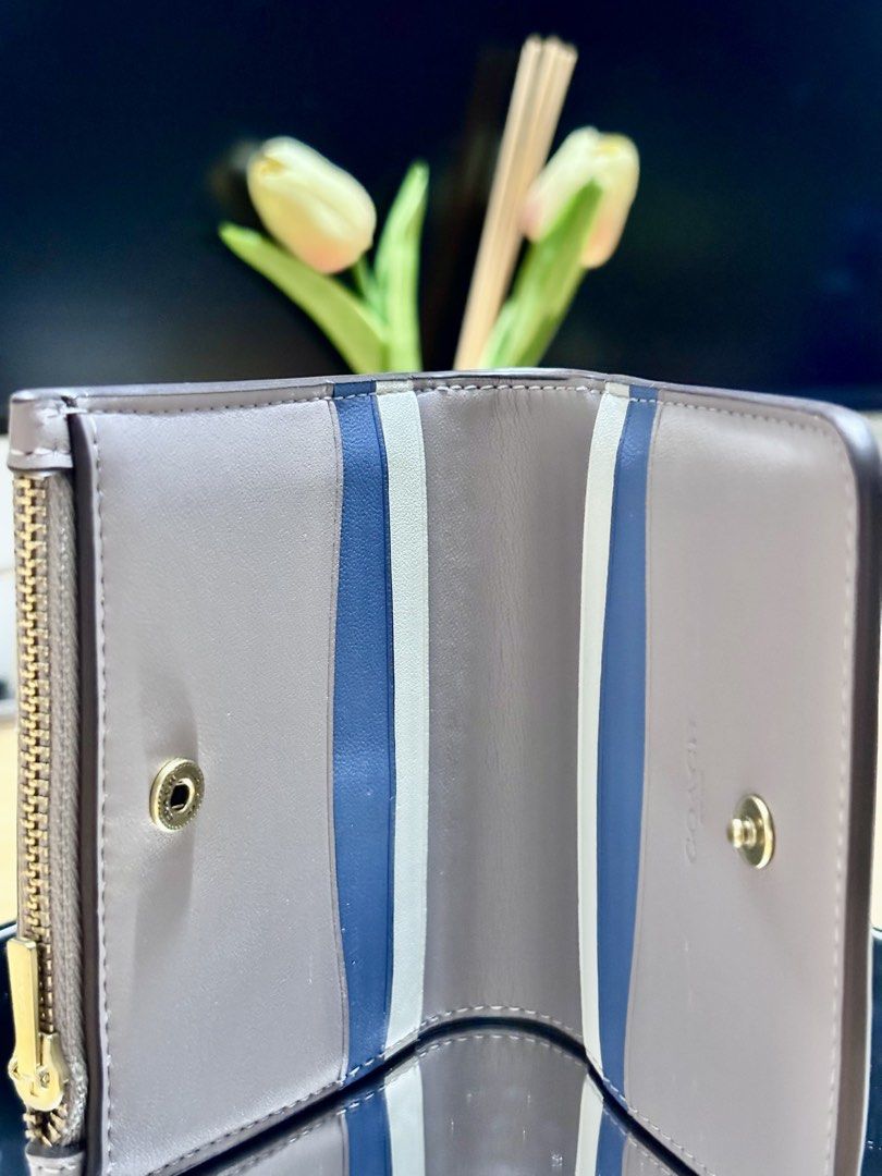 Coach Leather Compact Wallet (Category: Wallets & Card holders) located in Mandaluyong City. Submitted by azconsumergoodstrading (Listing ID 1470101487, Image 3). Description: Brandnew Giftable Condition With box Color: Ask.