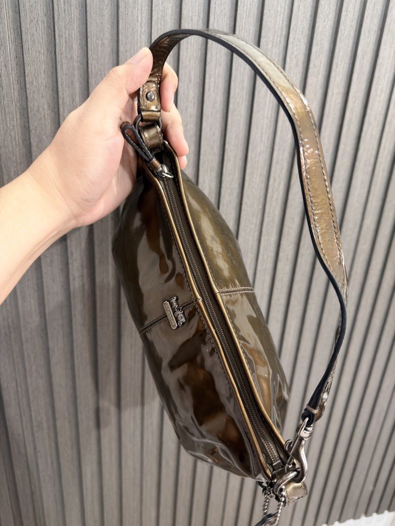 Coach Madison Patent leather (Category: Luxury Bags & Wallets) located in Cavite. Submitted by aiznpreluvv (Listing ID 1470030591, Image 2). Description: .