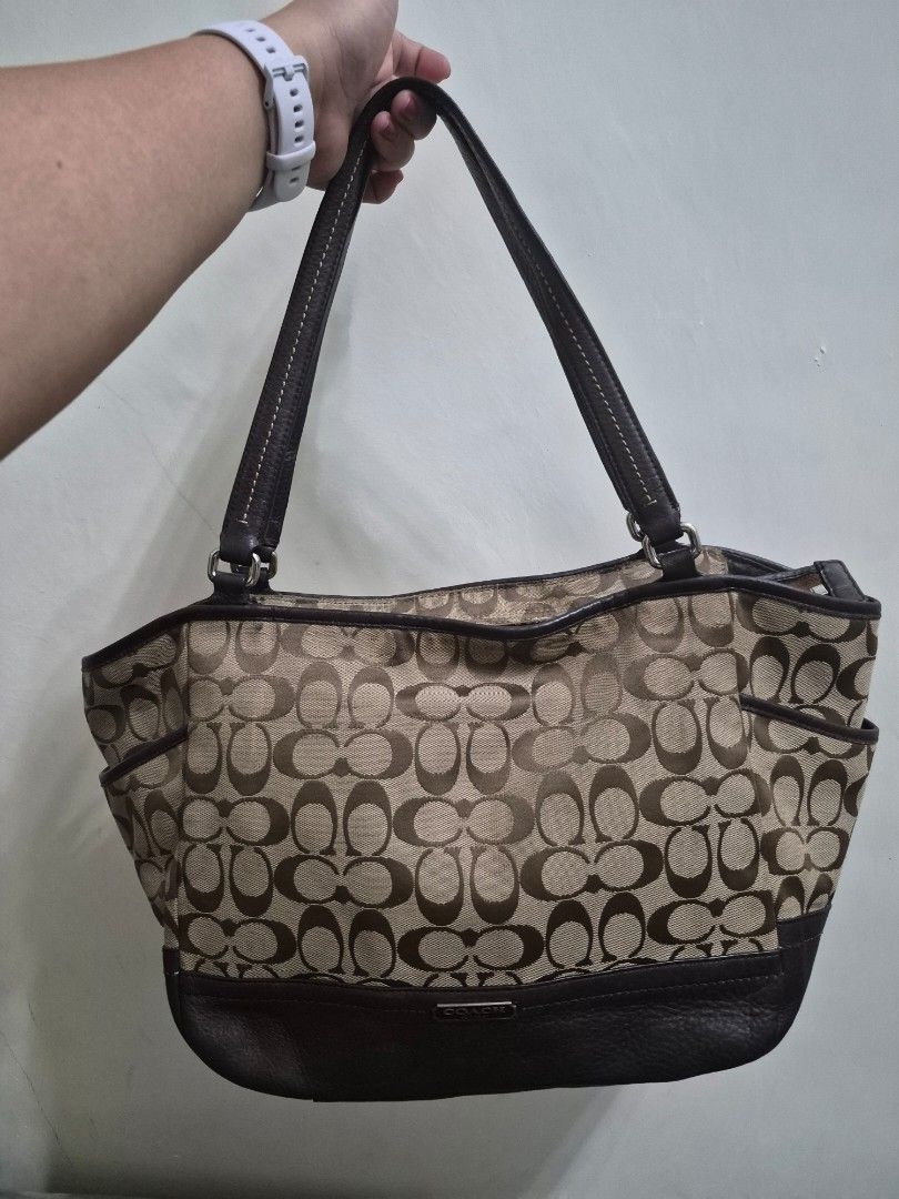 Coach Park Signature Tote Bag (Category: Tote Bags) located in Pilar. Submitted by robaticzx (Listing ID 1470090228, Image 1). Description: with minimal signs of use needs washing.