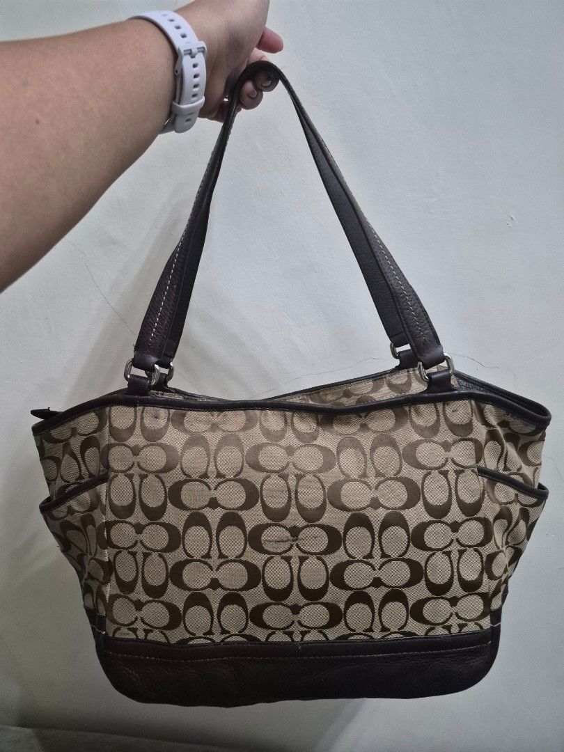 Coach Park Signature Tote Bag (Category: Tote Bags) located in Pilar. Submitted by robaticzx (Listing ID 1470090228, Image 2). Description: with minimal signs of use needs washing.