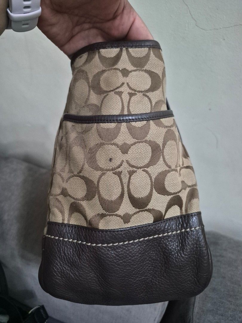 Coach Park Signature Tote Bag (Category: Tote Bags) located in Pilar. Submitted by robaticzx (Listing ID 1470090228, Image 3). Description: with minimal signs of use needs washing.