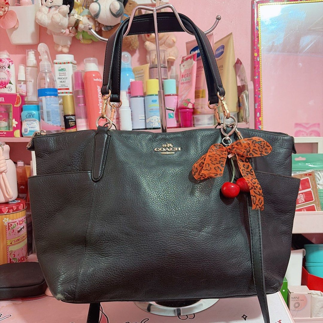 COACH PEBBLED LEATHER TOTE BAG (Category: Luxury Bags & Wallets) located in San Mateo. Submitted by ikay_bee (Listing ID 1470092987, Image 1). Description: • replaced sling • free shipping • PRELOVED • comes with freebies DM ME FOR MORE PICS.