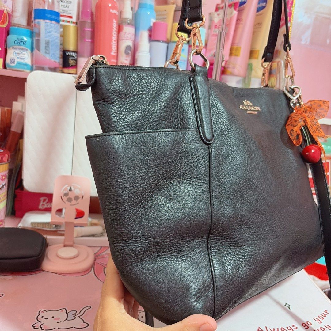 COACH PEBBLED LEATHER TOTE BAG (Category: Luxury Bags & Wallets) located in San Mateo. Submitted by ikay_bee (Listing ID 1470092987, Image 3). Description: • replaced sling • free shipping • PRELOVED • comes with freebies DM ME FOR MORE PICS.