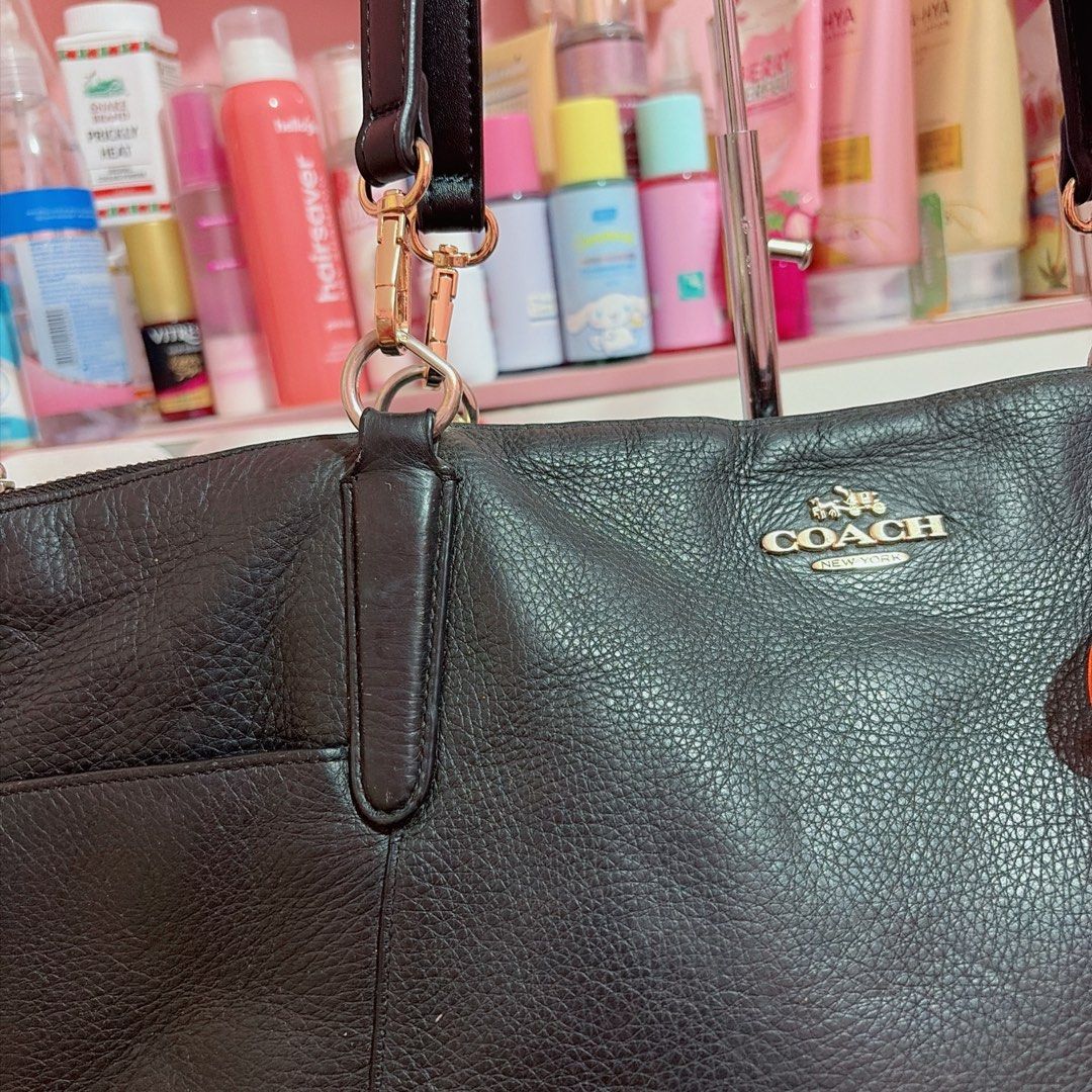 COACH PEBBLED LEATHER TOTE BAG (Category: Luxury Bags & Wallets) located in San Mateo. Submitted by ikay_bee (Listing ID 1470092987, Image 2). Description: • replaced sling • free shipping • PRELOVED • comes with freebies DM ME FOR MORE PICS.