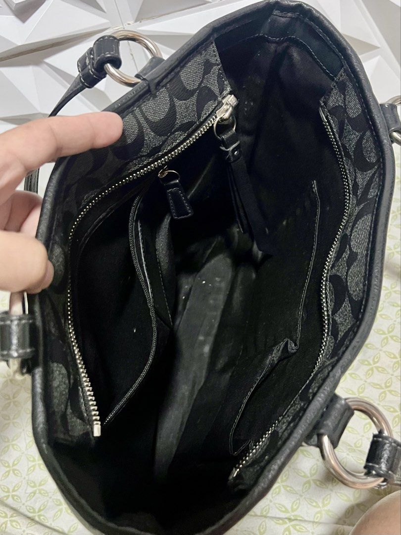 Coach peyton signature (Category: Shoulder Bags) located in Manila. Submitted by gee0505 (Listing ID 1470131931, Image 3). Description: Free SF manila . In good condition.