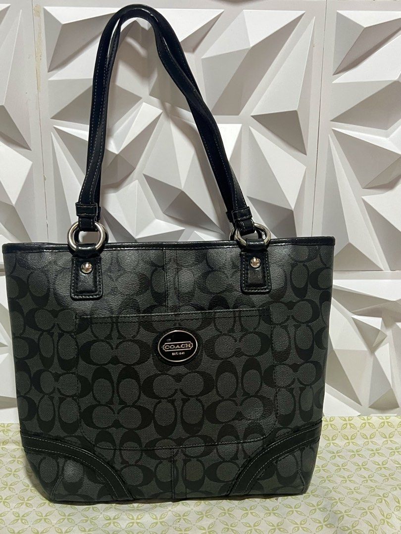 Coach peyton signature (Category: Shoulder Bags) located in Manila. Submitted by gee0505 (Listing ID 1470131931, Image 1). Description: Free SF manila . In good condition.
