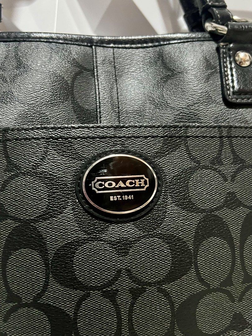 Coach peyton signature (Category: Shoulder Bags) located in Manila. Submitted by gee0505 (Listing ID 1470131931, Image 2). Description: Free SF manila . In good condition.