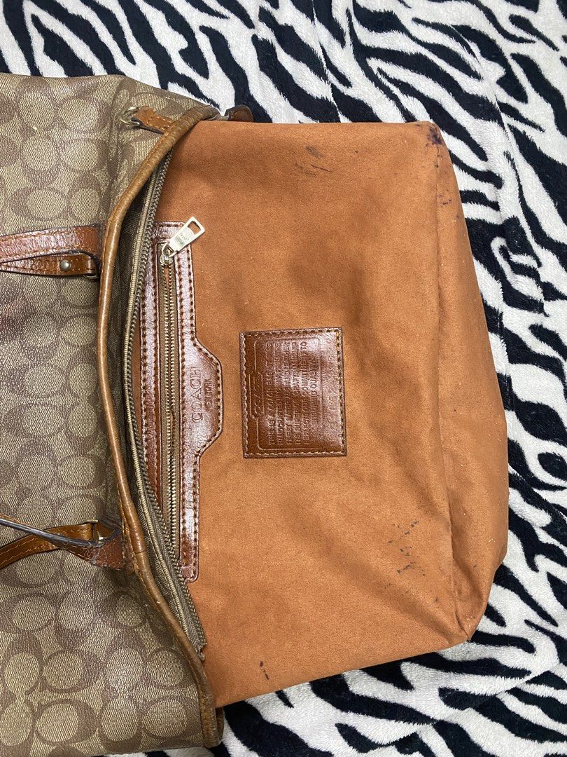 Coach Peyton Signature Zip Top Tote Bag. (Category: Tote Bags) located in Manila. Submitted by jelz_ph (Listing ID 1469968186, Image 2). Description: - see pics for deets - andyan na rin issue.