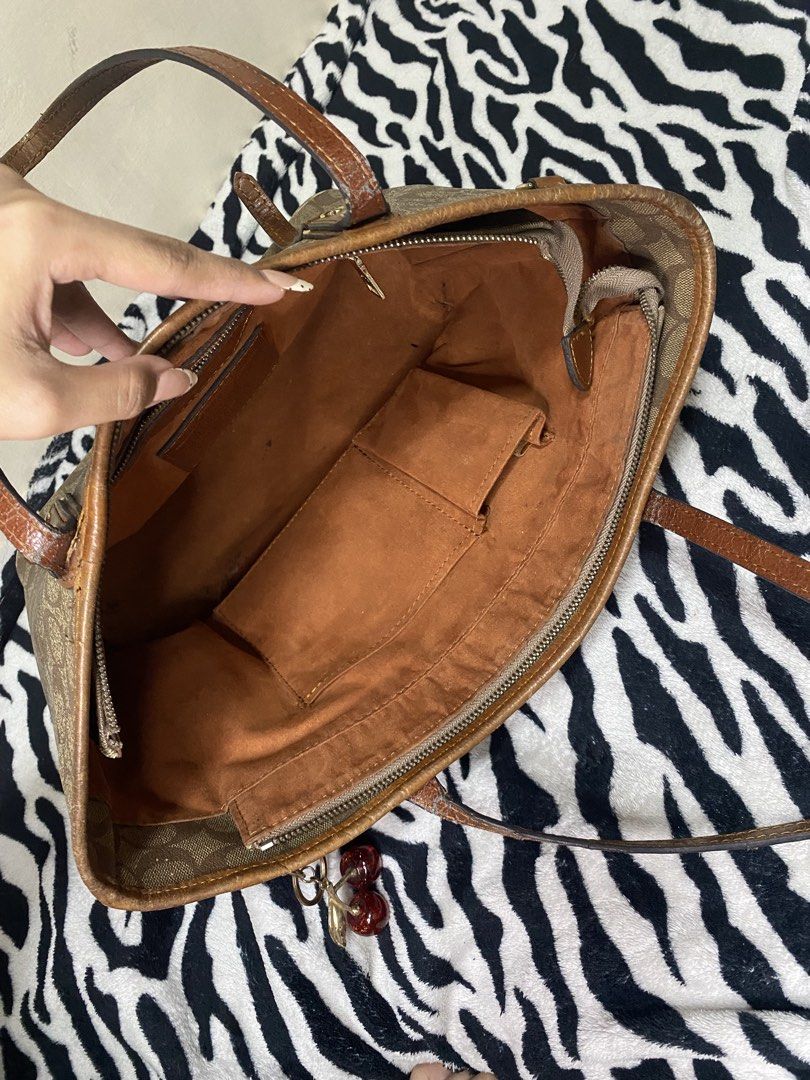 Coach Peyton Signature Zip Top Tote Bag. (Category: Tote Bags) located in Manila. Submitted by jelz_ph (Listing ID 1469968186, Image 3). Description: - see pics for deets - andyan na rin issue.