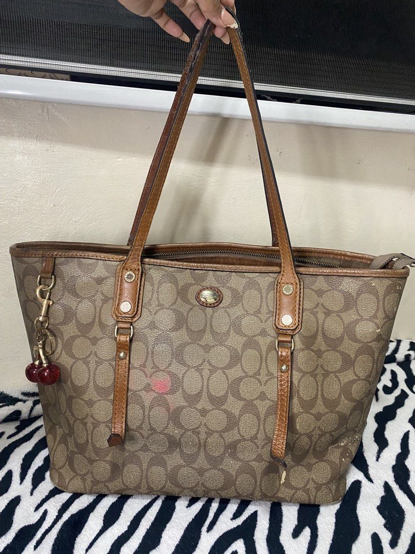 Coach Peyton Signature Zip Top Tote Bag. (Category: Tote Bags) located in Manila. Submitted by jelz_ph (Listing ID 1469968186, Image 1). Description: - see pics for deets - andyan na rin issue.