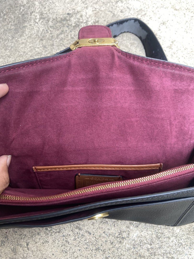 COACH SHOULDER BAG (Category: Shoulder Bags) located in El Salvador. Submitted by 00jiroo00 (Listing ID 1470093132, Image 3). Description: COACH SHOULDER BAG Details: good condition must have heavy signs of usage peeling overall Condition: 8/10 Color rate: 9/10 Swipe for more details… M: ₱200 📌 Before You Buy: 📃 Please read all item details carefully 📍 Payment-first policy applies ❌ No cancellations, returns, or exchanges ‼️ Flaker will be pos