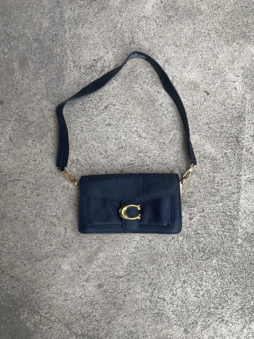 COACH SHOULDER BAG (Category: Shoulder Bags) located in El Salvador. Submitted by 00jiroo00 (Listing ID 1470093132, Image 1). Description: COACH SHOULDER BAG Details: good condition must have heavy signs of usage peeling overall Condition: 8/10 Color rate: 9/10 Swipe for more details… M: ₱200 📌 Before You Buy: 📃 Please read all item details carefully 📍 Payment-first policy applies ❌ No cancellations, returns, or exchanges ‼️ Flaker will be pos