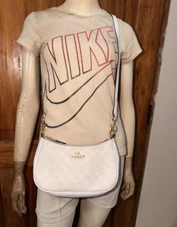 (Category: ) located in . Submitted by thriftedbagsbeyond (Listing ID 1470016013, Image 1). Description: .