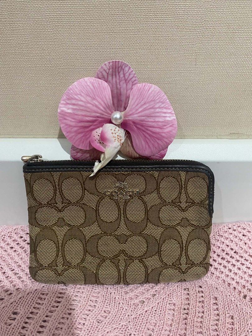 Coach Signature Corner Zip Wallet (Category: Luxury Bags & Wallets) located in Quezon City. Submitted by vintagepurse.vault (Listing ID 1470123679, Image 1). Description: Coach Signature Corner Zip Wallet (AVAILABLE) Condition: 8/10 Issue: Missing part. Wristlet not included. ₱500 Dm to purchase. ❤️.