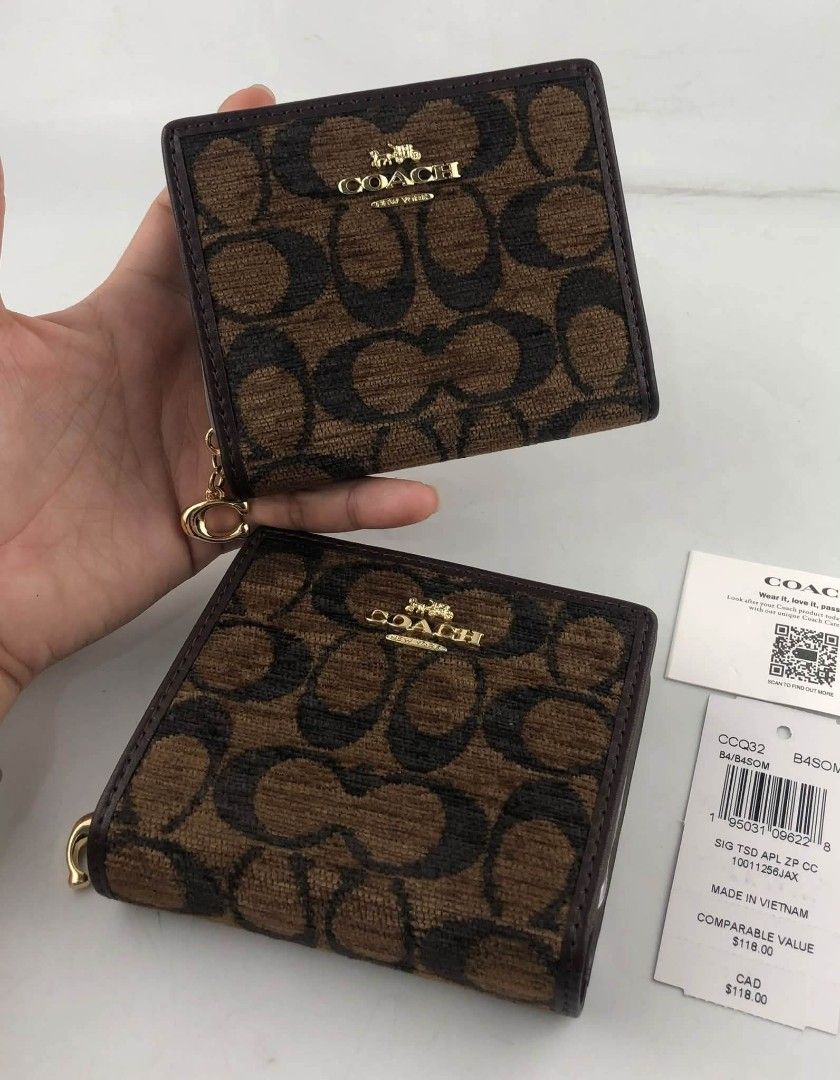 Coach Snap Card Case in Signature (Category: Wallets & Card holders) located in Quezon City. Submitted by bagsboutiqueph (Listing ID 1470068364, Image 1). Description: LAST PRICE POSTED. LIMITED STOCKS! BRANDNEW WITH INCLUSIONS. COLOR MAY SLIGHTLY VARY IN ACTUAL DUE TO LIGHTING AND CAMERA SETTING. OTHER PHOTOS WILL BE SEND DURING PURCHASE AND FOR SURE BUYERS ONLY. WHEN IN DOUBT, DO NOT ORDER. THANK YOU..